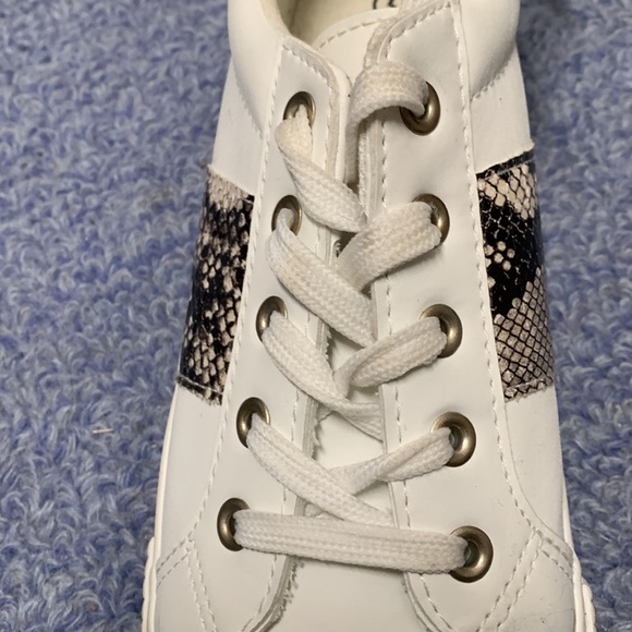Magellan woman’s white sneakers with snakeskin trim, size 9B - Picture 5 of 8